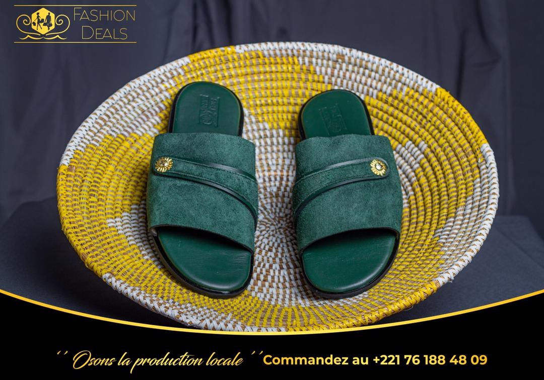 Sandales en daim-cuir et cuir - Disponible en 43 livraison immédiate 
Les autres pointures sont disponibles sur commande 