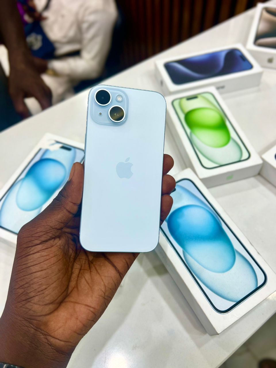 Iphone 15 128 Go - L'iPhone 15 est un smartphone d'Apple annoncé le 12 septembre 2022. Il reprend la Dynamic Island introduite par l'iPhone 14 Pro et embarque un écran OLED de 6,1 pouces jusqu'à presque 2 fois plus lumineux (par rapport à la version précédente) avec un taux de rafraîchissement de 60 Hz et un SoC Apple A16. Il introduit également un nouveau capteur principal de 48 mégapixels et reprend le dos en verre dépoli de la version Pro.