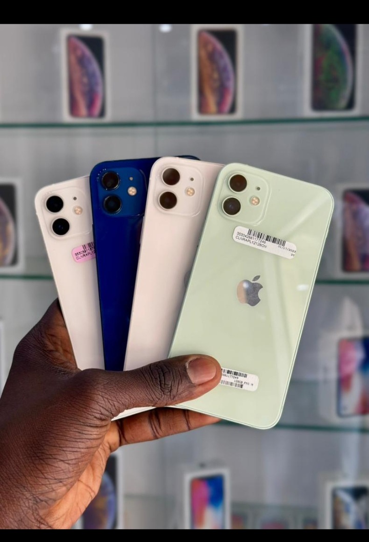 Iphone 12 128gb - L'iPhone 12 est le modèle principal de la 14e génération de smartphone d'Apple annoncé le 13 octobre 2020. Il est équipé d'un écran de 6,1 pouces OLED HDR 60 Hz, d'un double capteur photo avec ultra grand-angle et d'un SoC Apple A14 Bionic compatible 5G (sub-6 GHz).